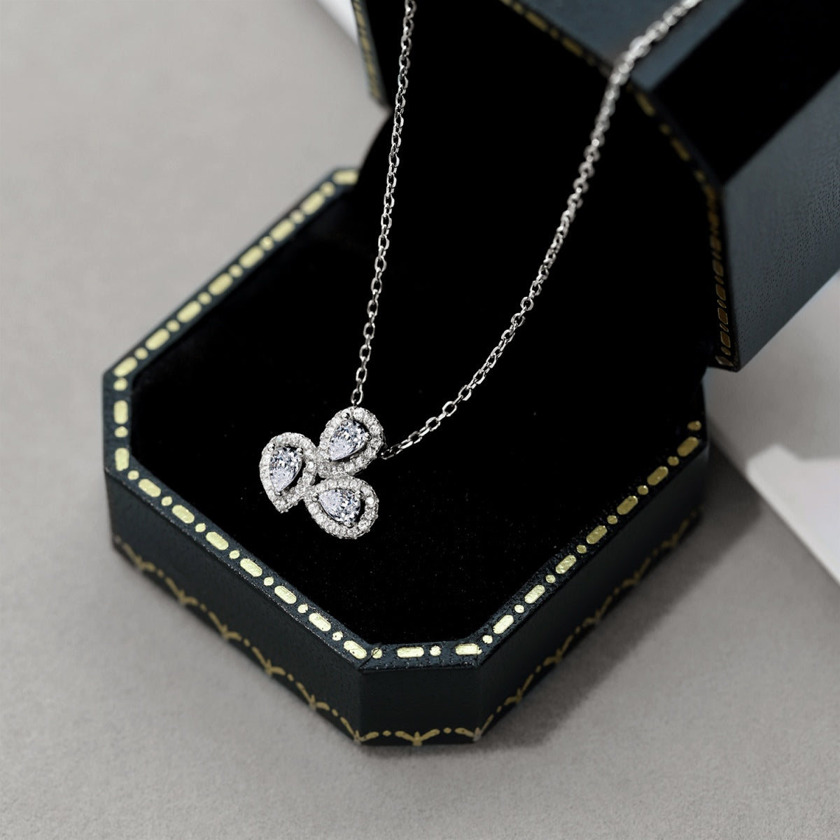 [Polaidi Jewelry]Elegant Flower Shape Pear Cut Necklace