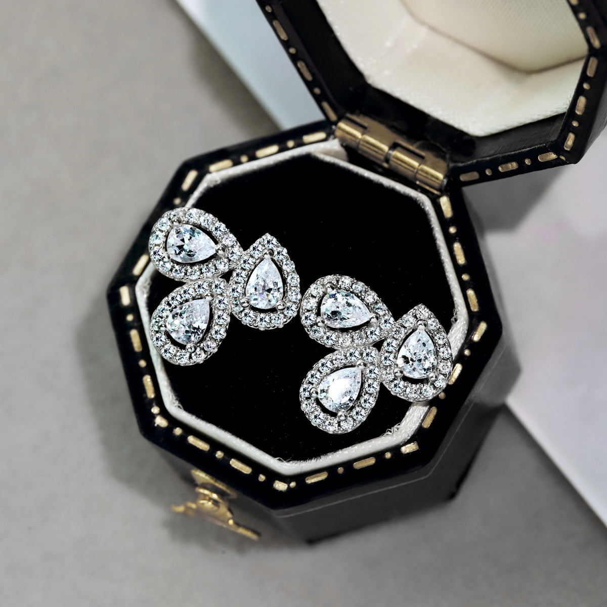 [Polaidi Jewelry]Ornate Flower Shape Pear Cut Lover Earrings