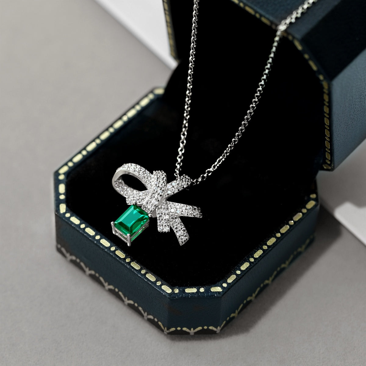 [Polaidi Jewelry]Luxurious Flower Shape Emerald Cut Necklace