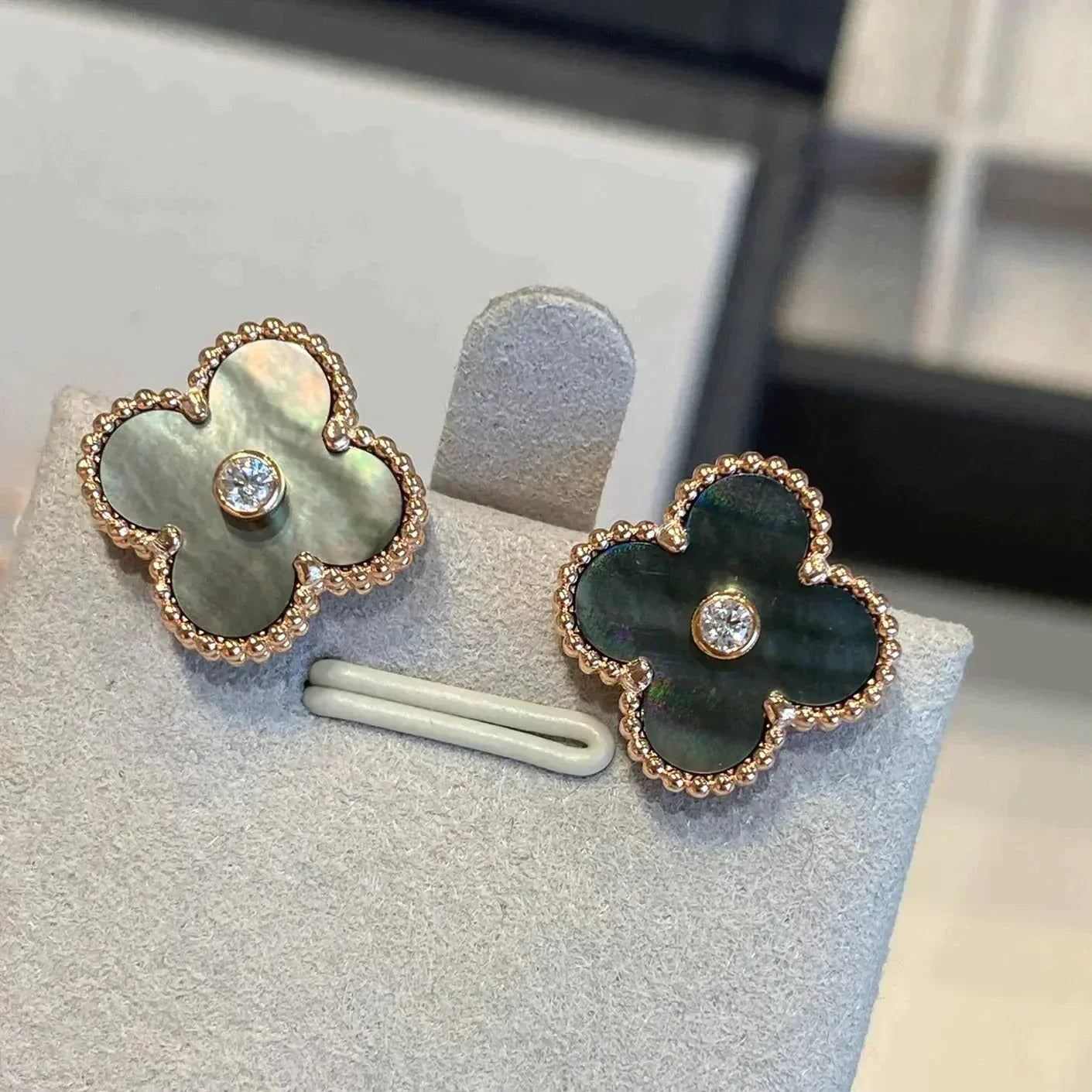 [：Polaidi Jewelry]クローバー ミディアム 1モチーフ グレーマザーオブパール ダイヤモンドピアス