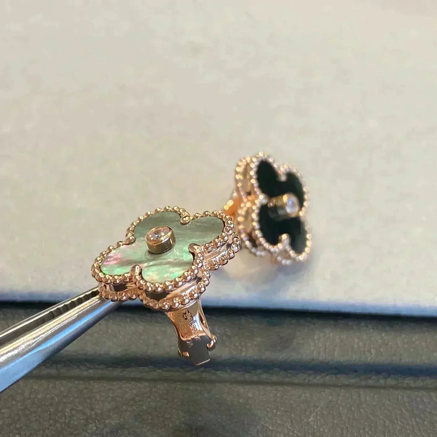 [：Polaidi Jewelry]クローバー ミディアム 1モチーフ グレーマザーオブパール ダイヤモンドピアス