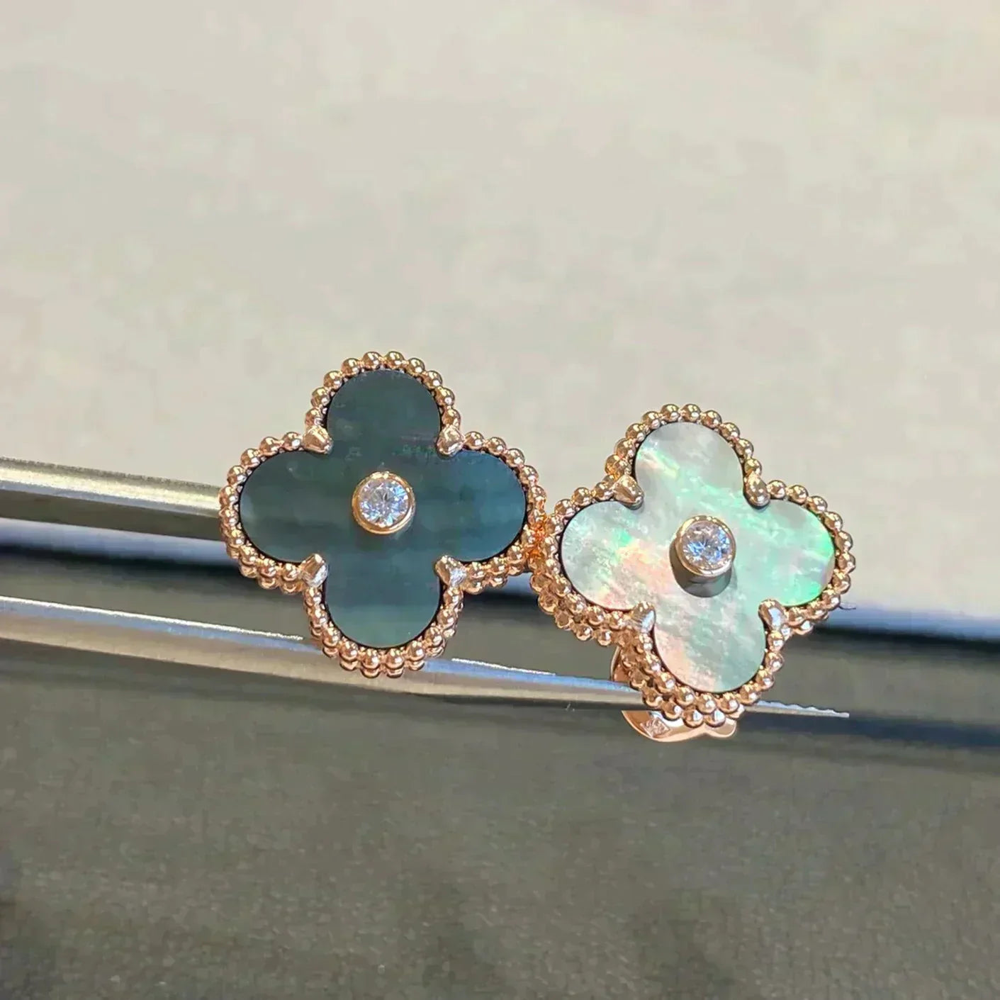 [：Polaidi Jewelry]クローバー ミディアム 1モチーフ グレーマザーオブパール ダイヤモンドピアス