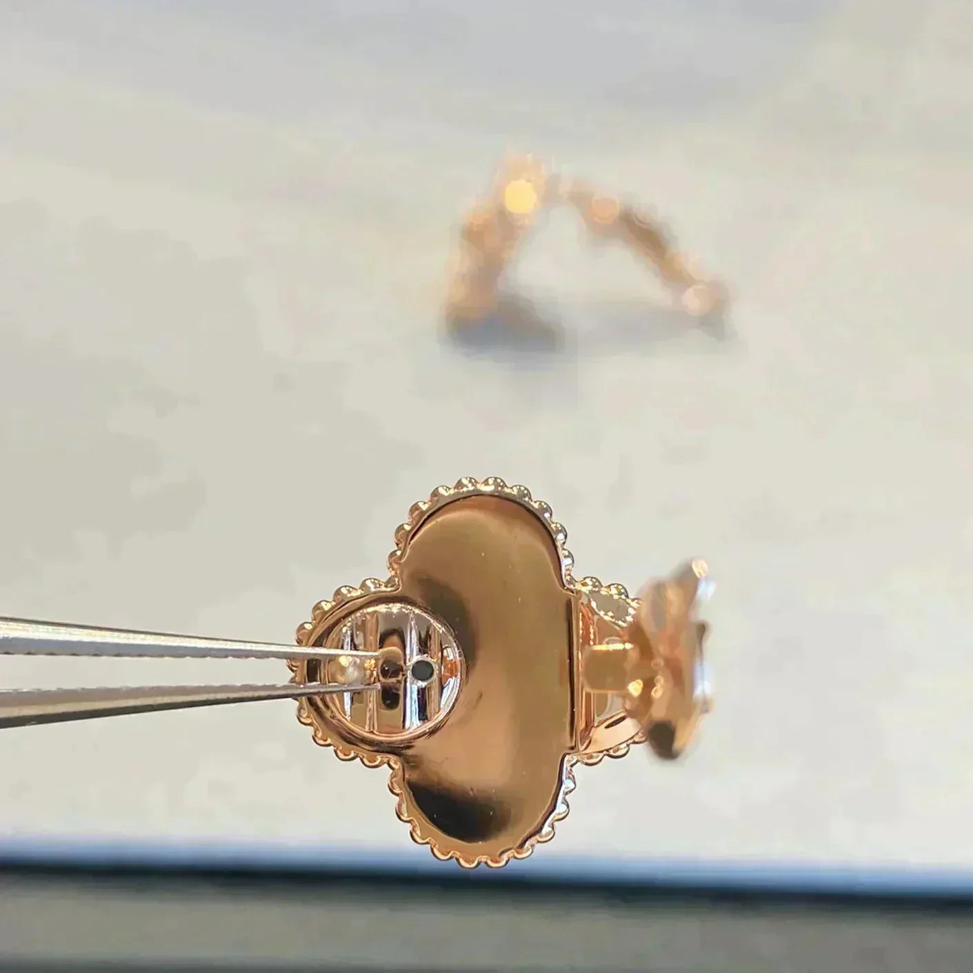 [：Polaidi Jewelry]クローバー ミディアム 1モチーフ グレーマザーオブパール ダイヤモンドピアス