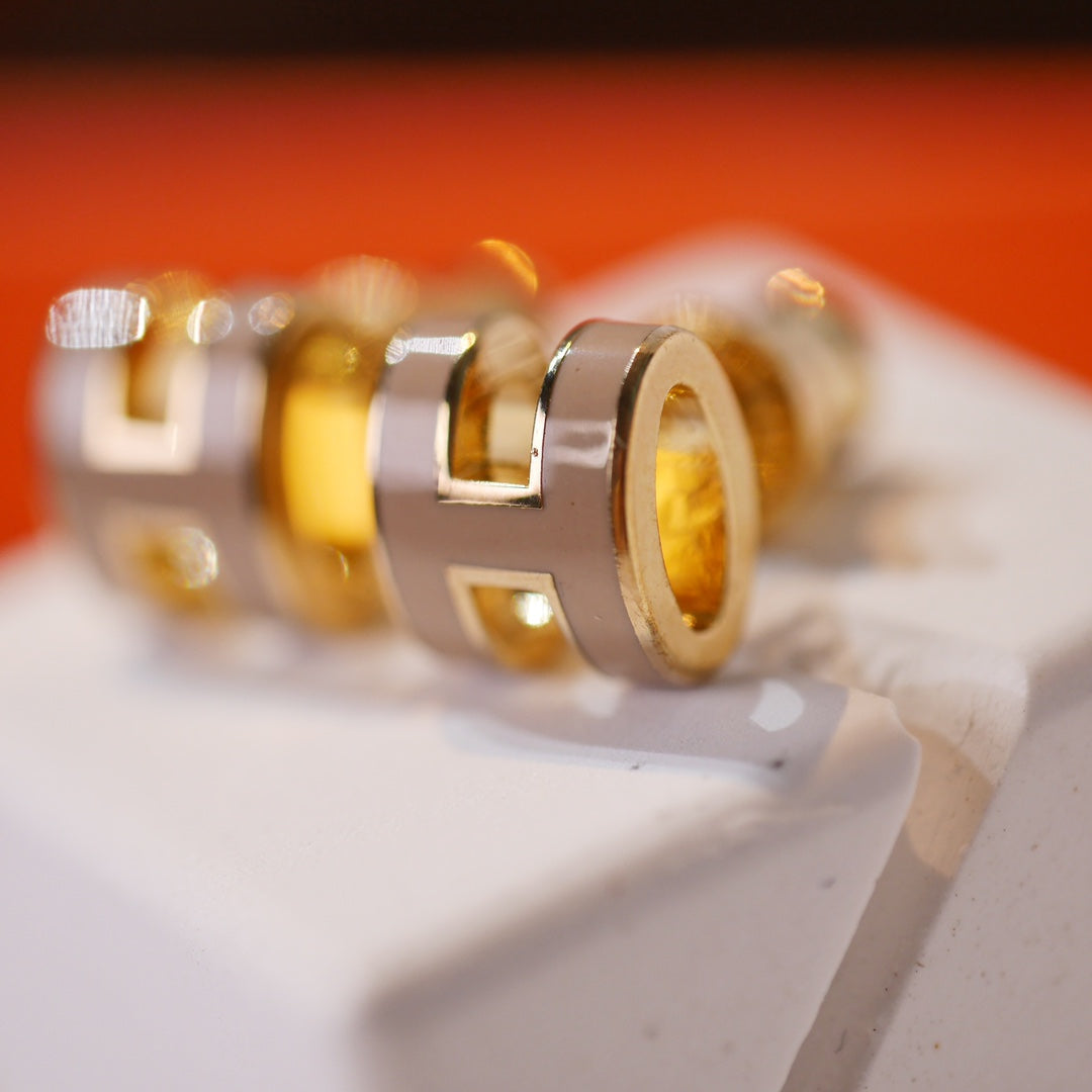 [：Polaidi Jewelry]MINI POP H GOLD EARRINGS GREY