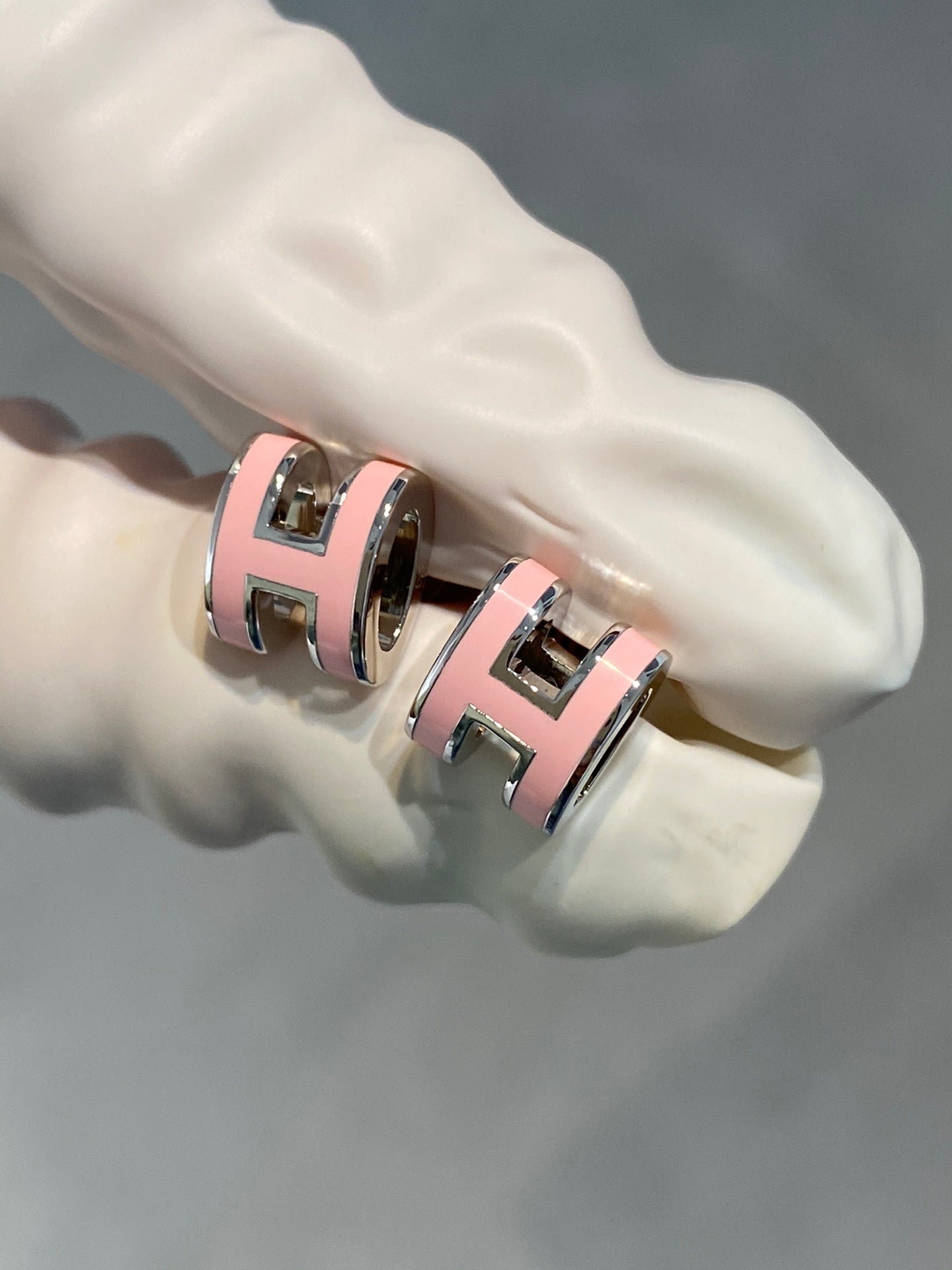 [：Polaidi Jewelry]MINI POP H SILVER EARRINGS PINK