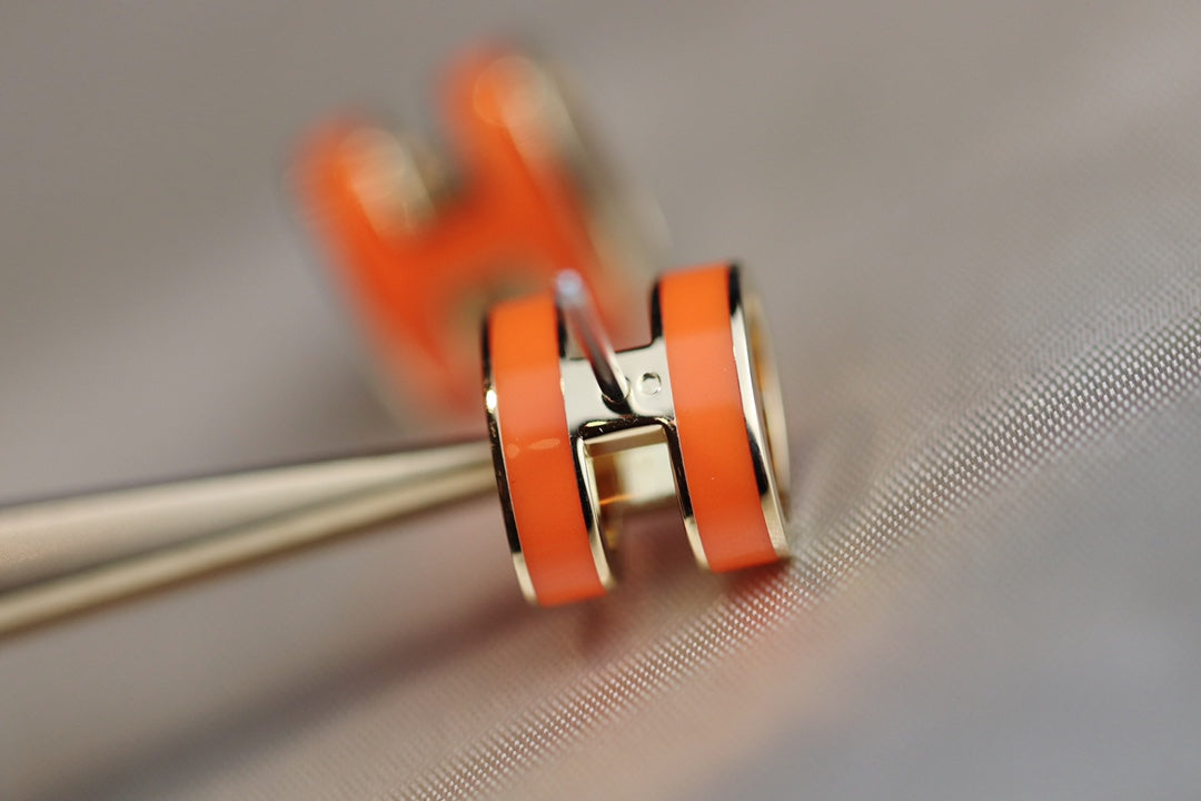 [：Polaidi Jewelry]MINI POP H EARRINGS ORANGE