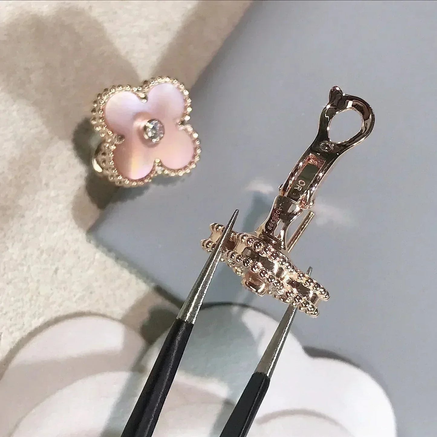 [：Polaidi Jewelry]CLOVER MEDIUM 1 MOTIFS マザーオブパール ダイヤモンド ピアス