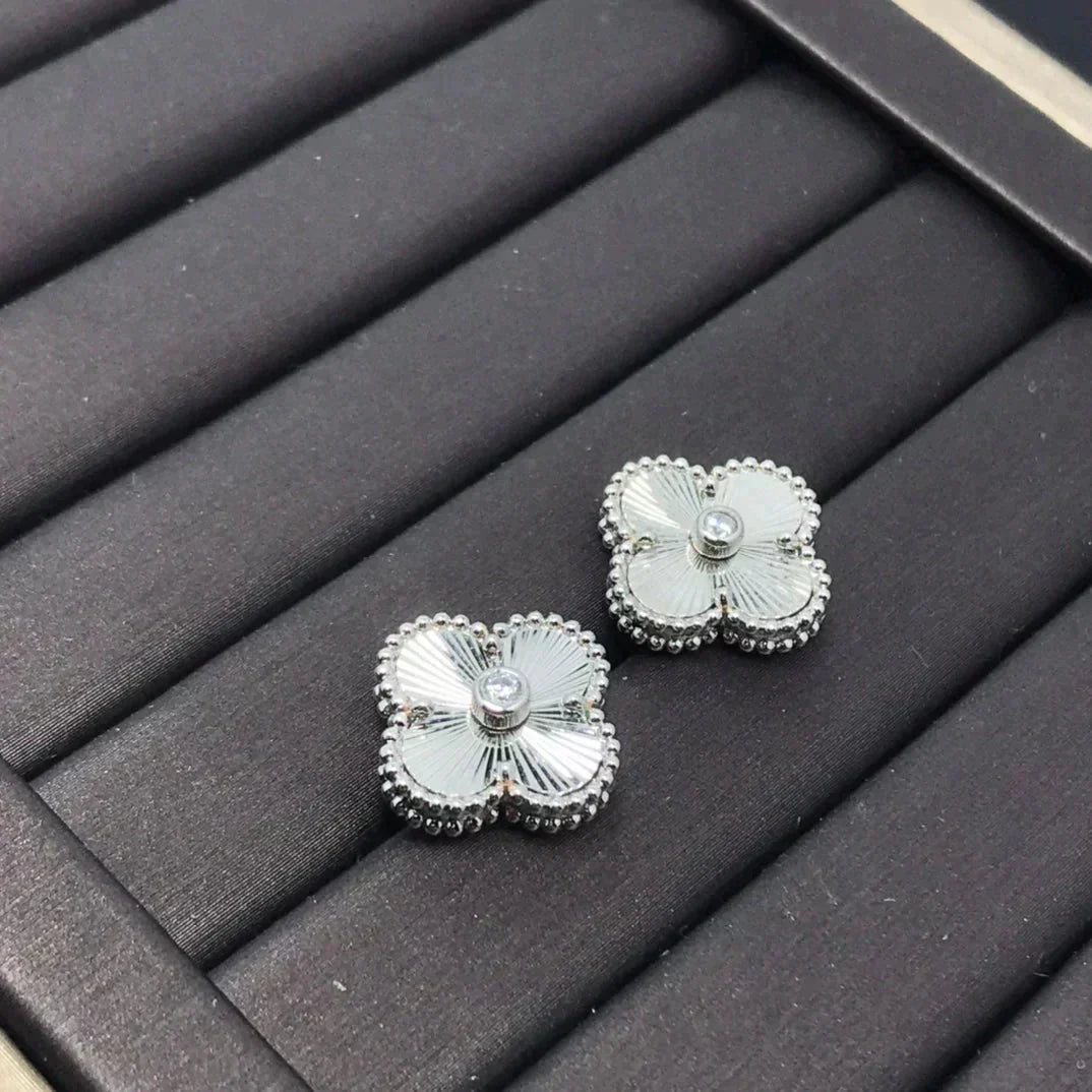 [：Polaidi Jewelry]CLOVER MINI 9.5MM LASER EARRINGS