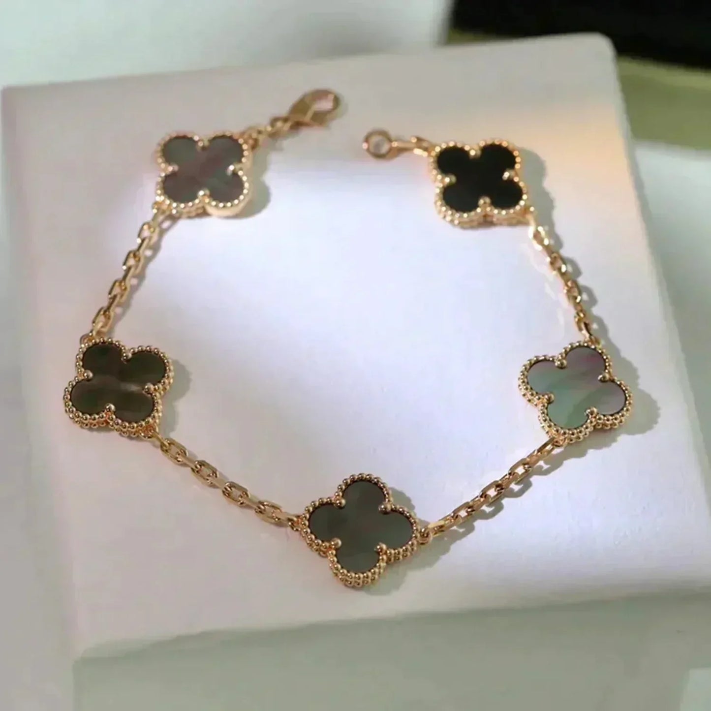 [：Polaidi Jewelry]クローバー 5モチーフ グレーマザーオブパールブレスレット