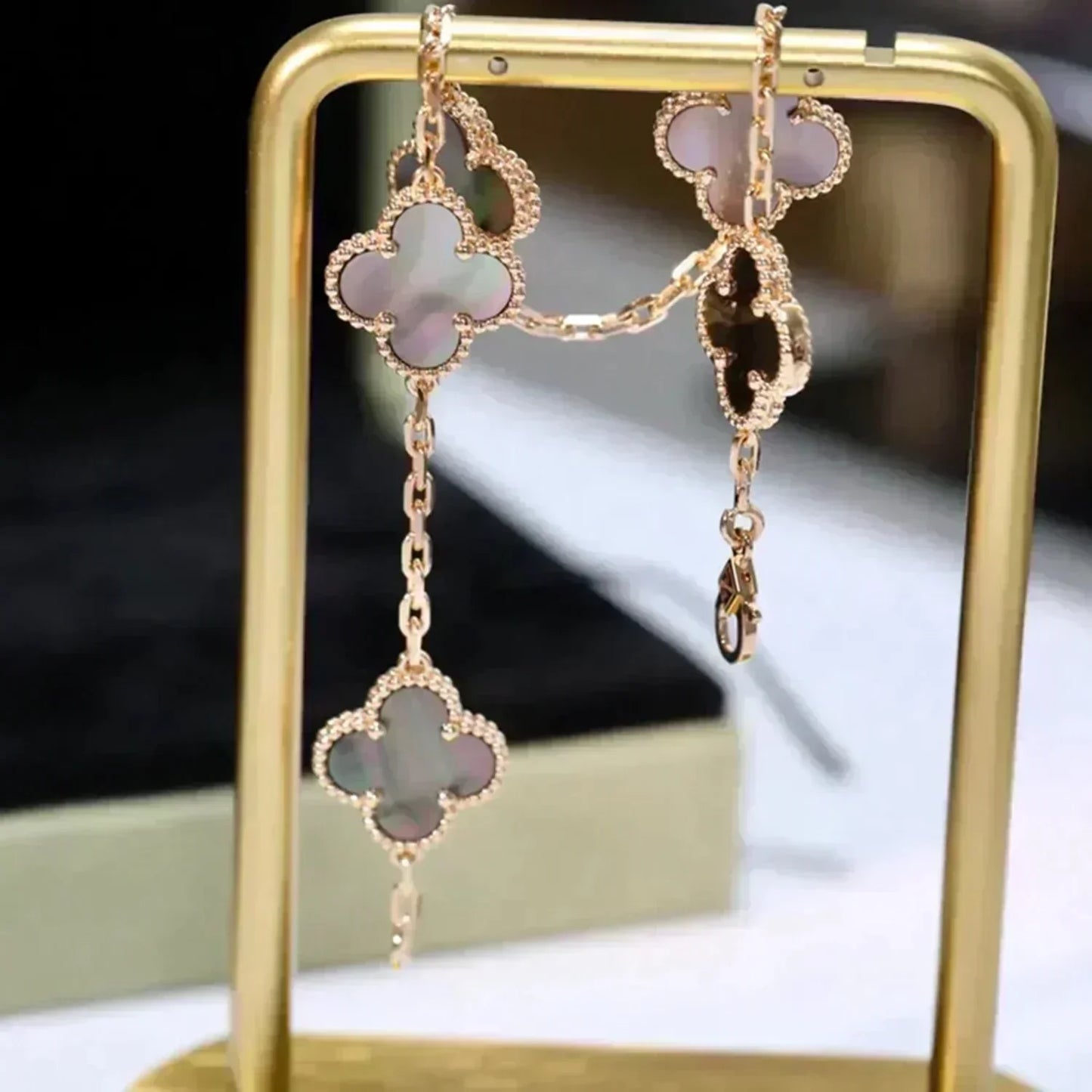 [：Polaidi Jewelry]クローバー 5モチーフ グレーマザーオブパールブレスレット