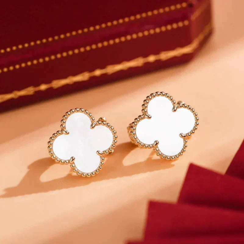 [：Polaidi Jewelry]クローバー ミディアム 1モチーフ 白蝶貝 スタッドピアス