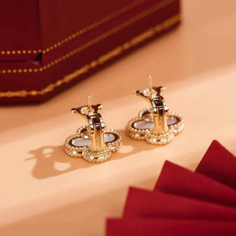 [：Polaidi Jewelry]クローバー ミディアム 1モチーフ 白蝶貝 スタッドピアス
