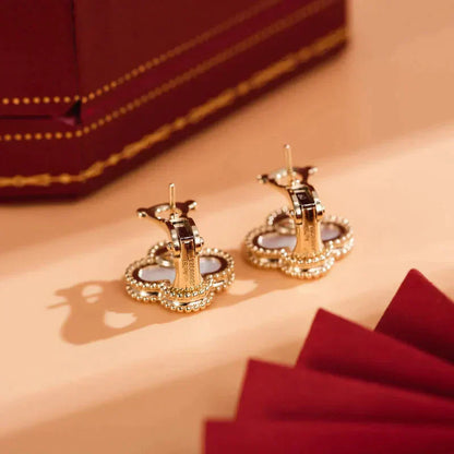 [：Polaidi Jewelry]クローバー ミディアム 1モチーフ 白蝶貝 スタッドピアス