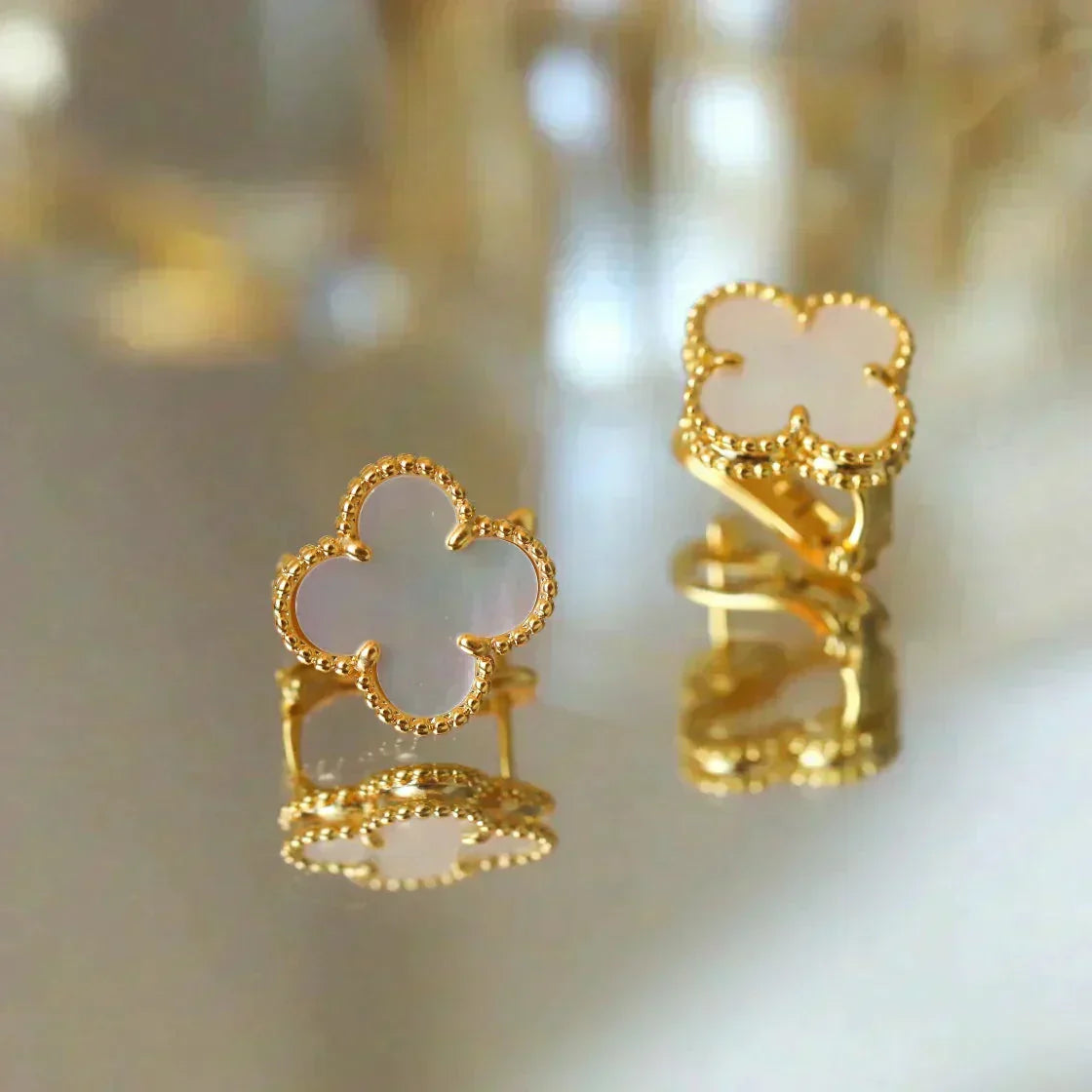 [：Polaidi Jewelry]クローバー ミディアム 1モチーフ 白蝶貝 スタッドピアス