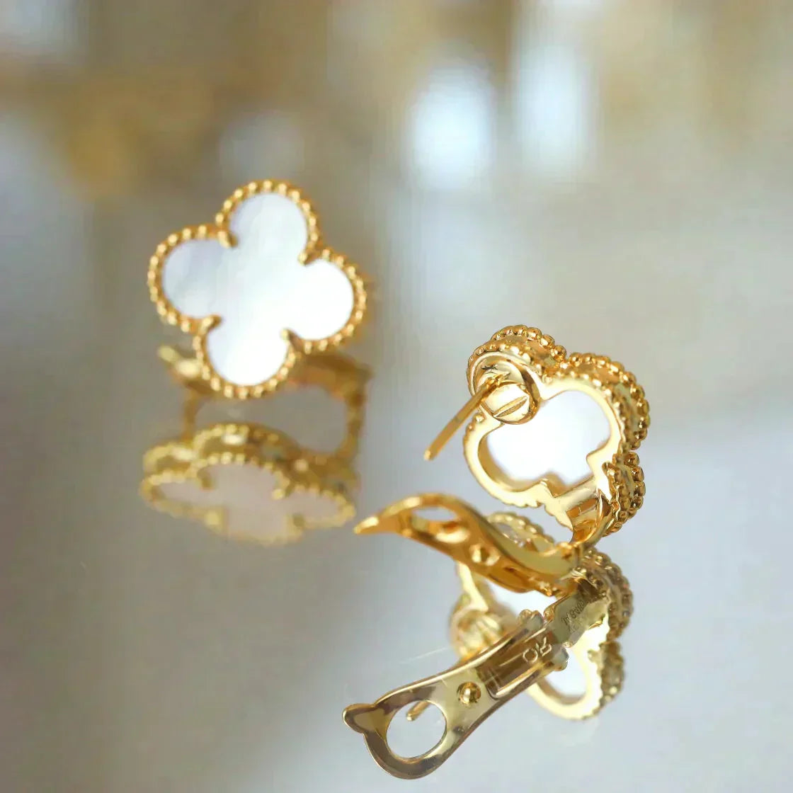 [：Polaidi Jewelry]クローバー ミディアム 1モチーフ 白蝶貝 スタッドピアス