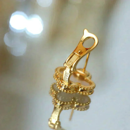 [：Polaidi Jewelry]クローバー ミディアム 1モチーフ 白蝶貝 スタッドピアス