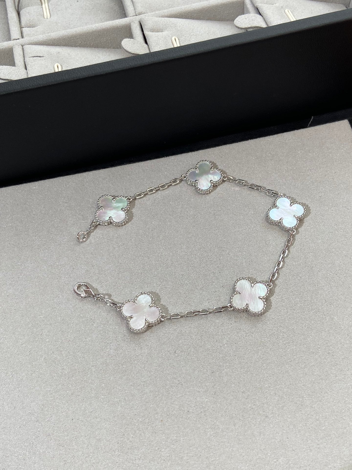 [：Polaidi Jewelry]クローバー シルバー マザーオブパール 5モチーフ ブレスレット