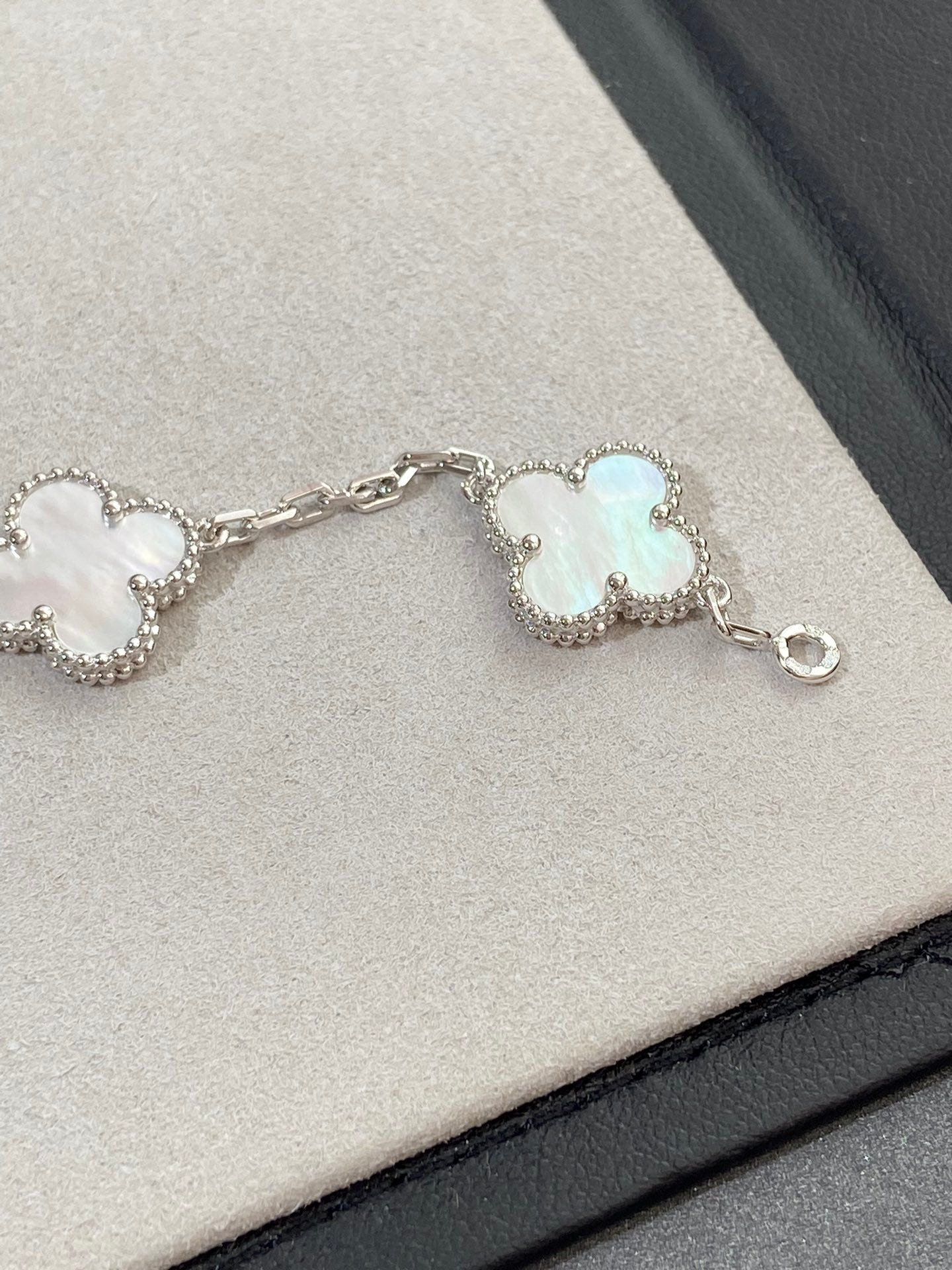 [：Polaidi Jewelry]クローバー シルバー マザーオブパール 5モチーフ ブレスレット