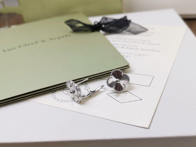 [：Polaidi Jewelry]CLOVER MEDIUM STUD EARRINGS