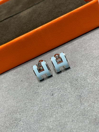 [：Polaidi Jewelry]POP H SKY BLUE STUD EARRINGS