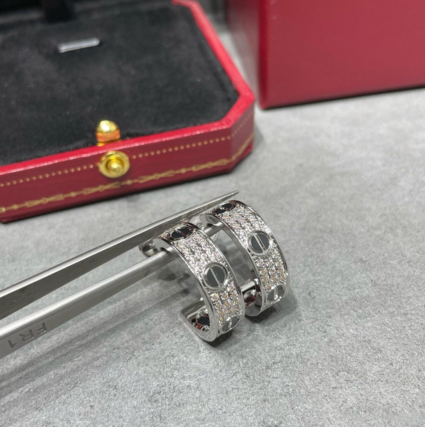 [：Polaidi Jewelry]LOVE CERAMIC DIAMOND PAVED SILVER EARRINGS