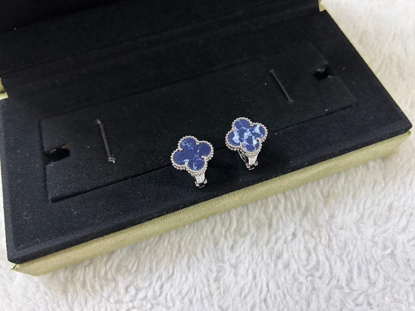 [Polaidi Jewelry]CLOVER PIETERSITE MEDIUM STUD EARRINGS