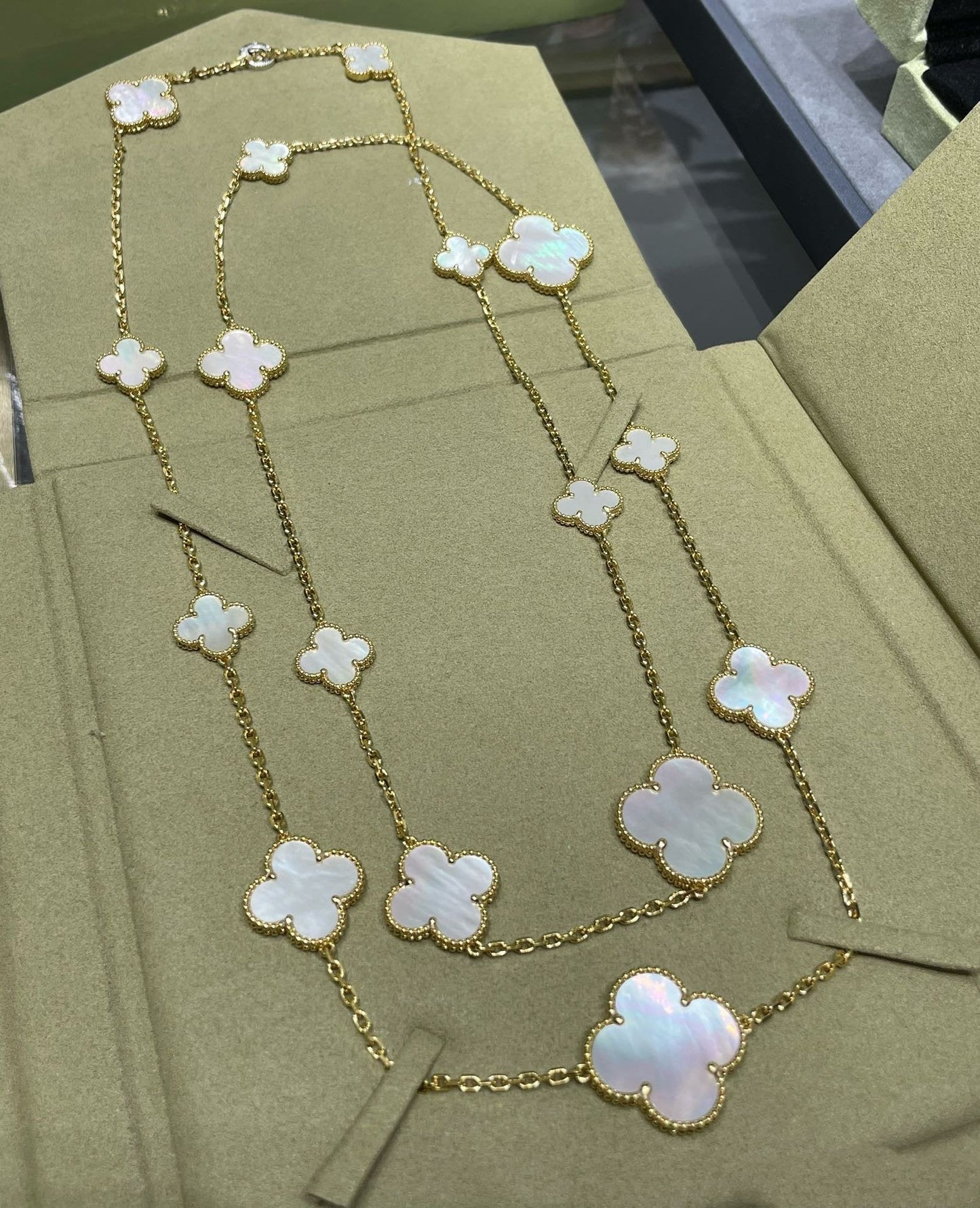 [：Polaidi Jewelry]CLOVER 16 MOTIF WHITE MOP GOLD NECKLACE