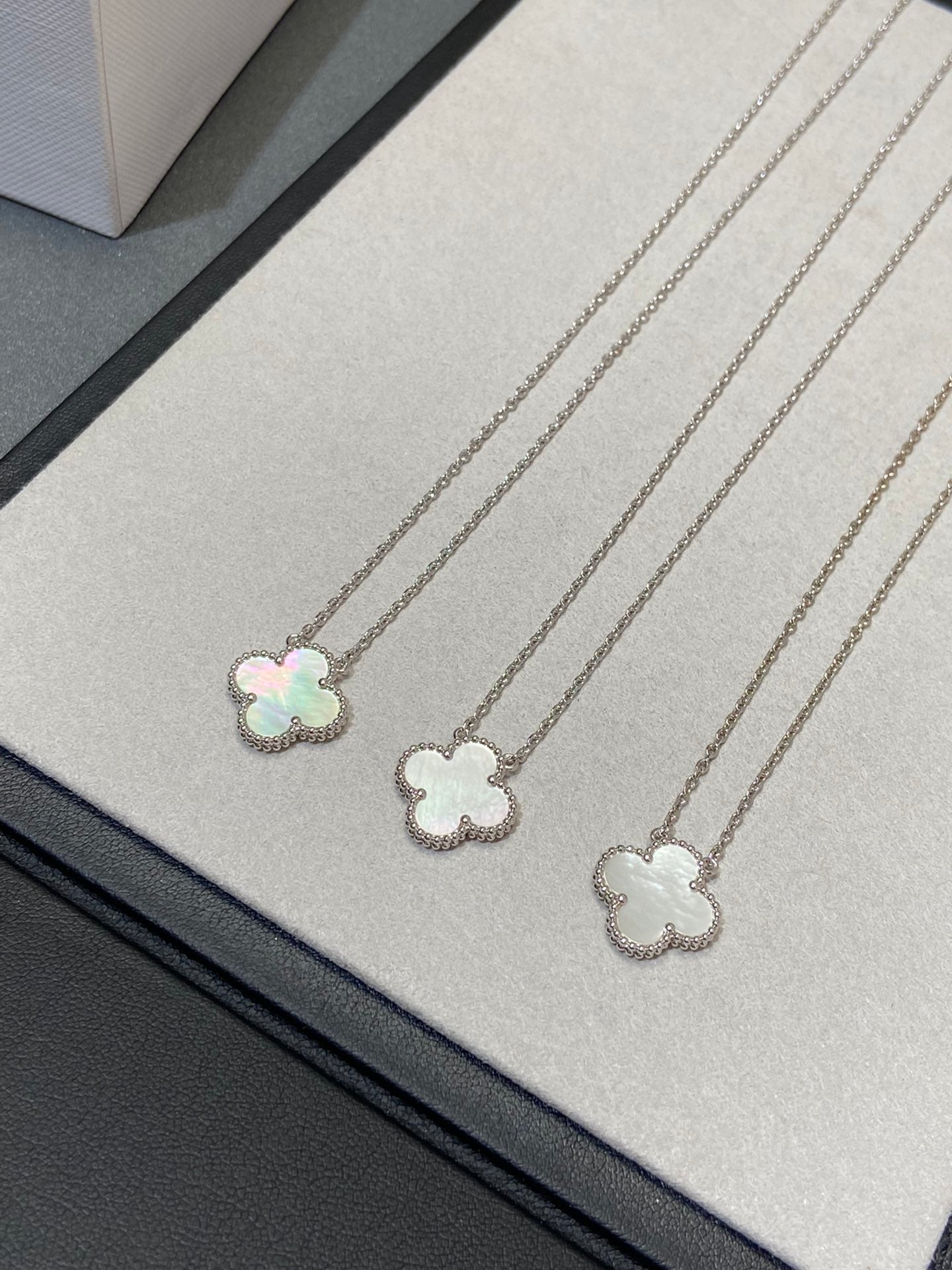 [Polaidi Jewelry]CLOVER MEDIUM SILVER WHITE MOP NECKLACE