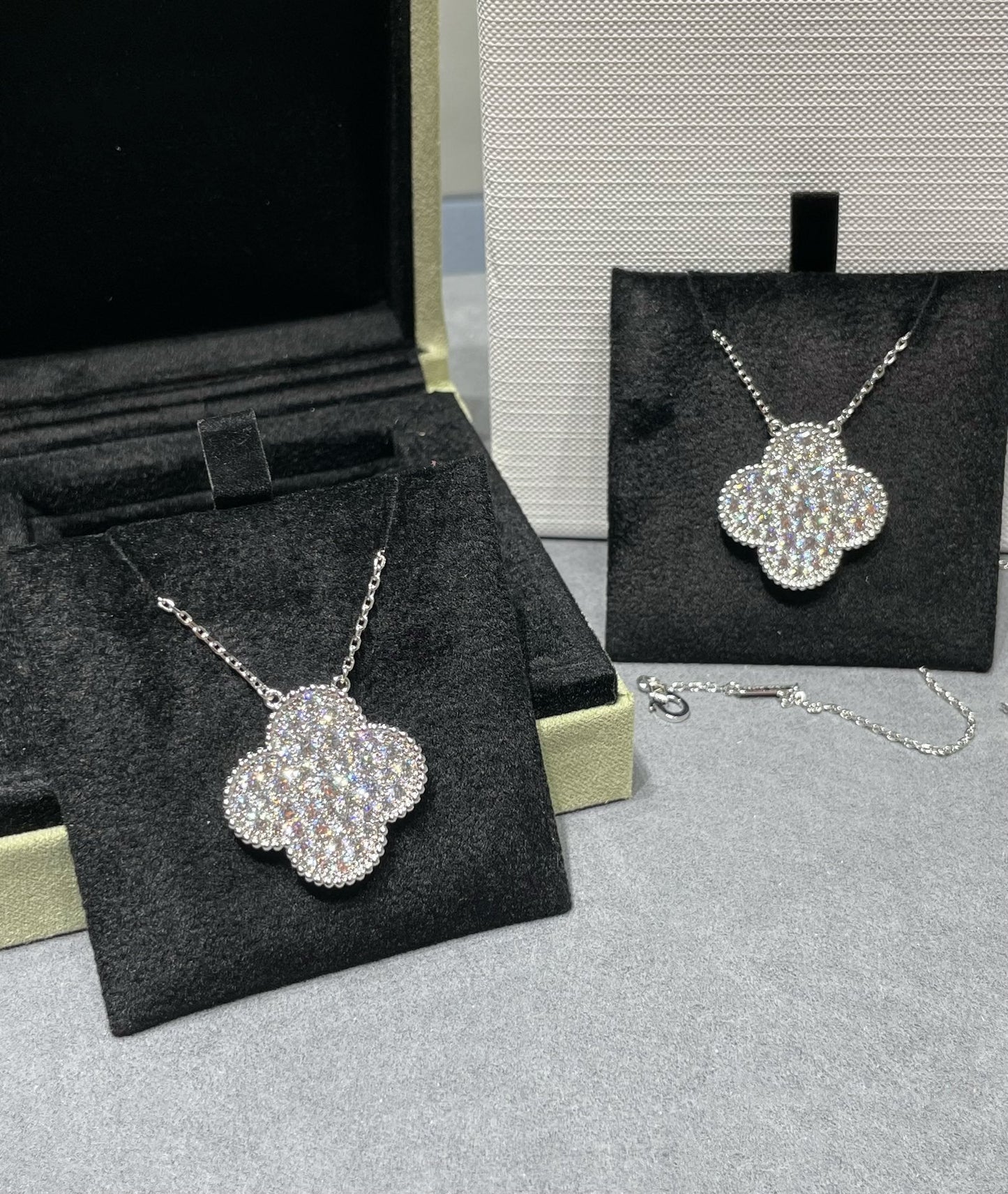 [Polaidi Jewelry]CLOVER 25MM LARGE PENDANT DIAMOND PAVED SILVER NECKLACE