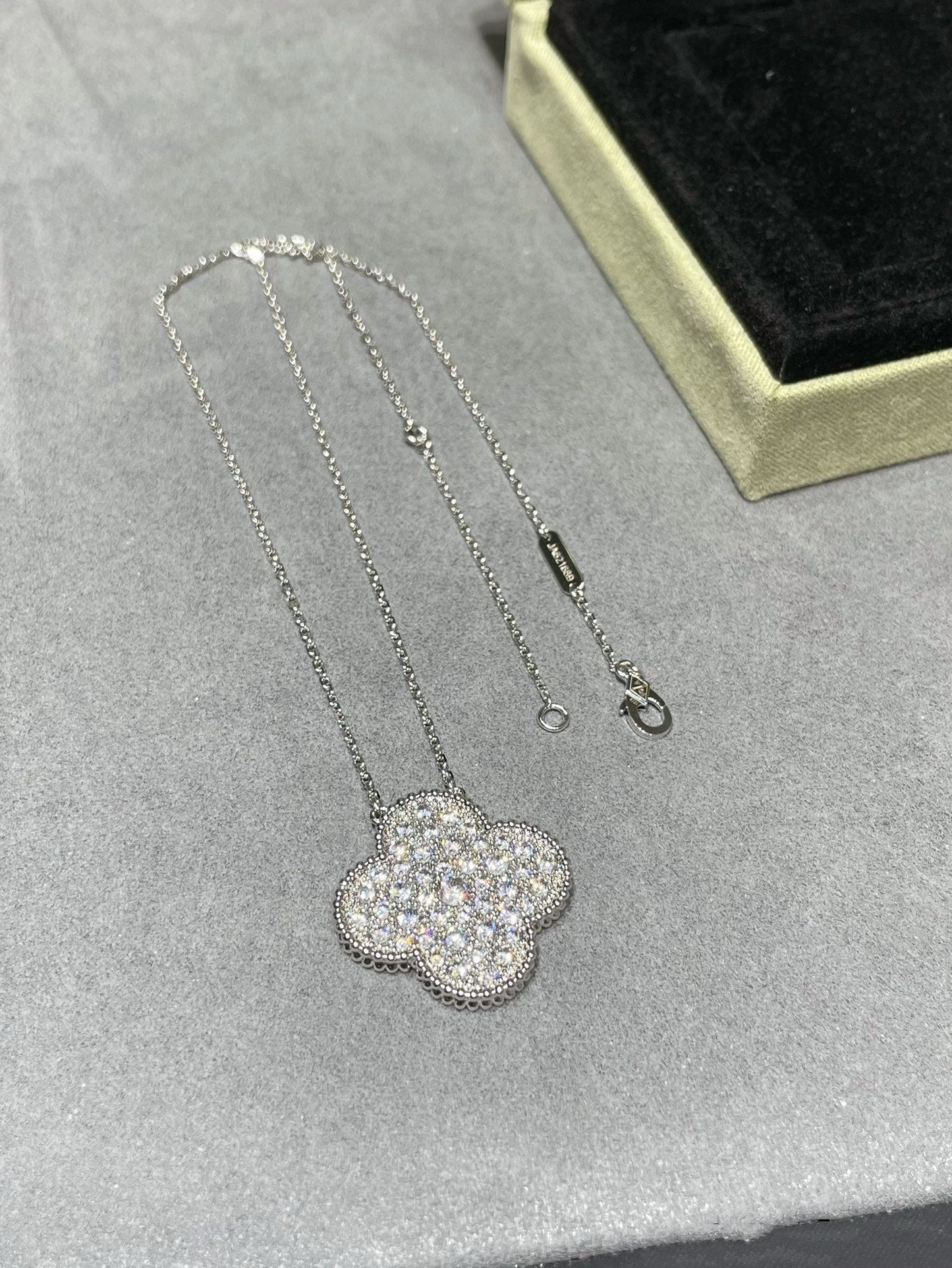 [Polaidi Jewelry]CLOVER 25MM LARGE PENDANT DIAMOND PAVED SILVER NECKLACE