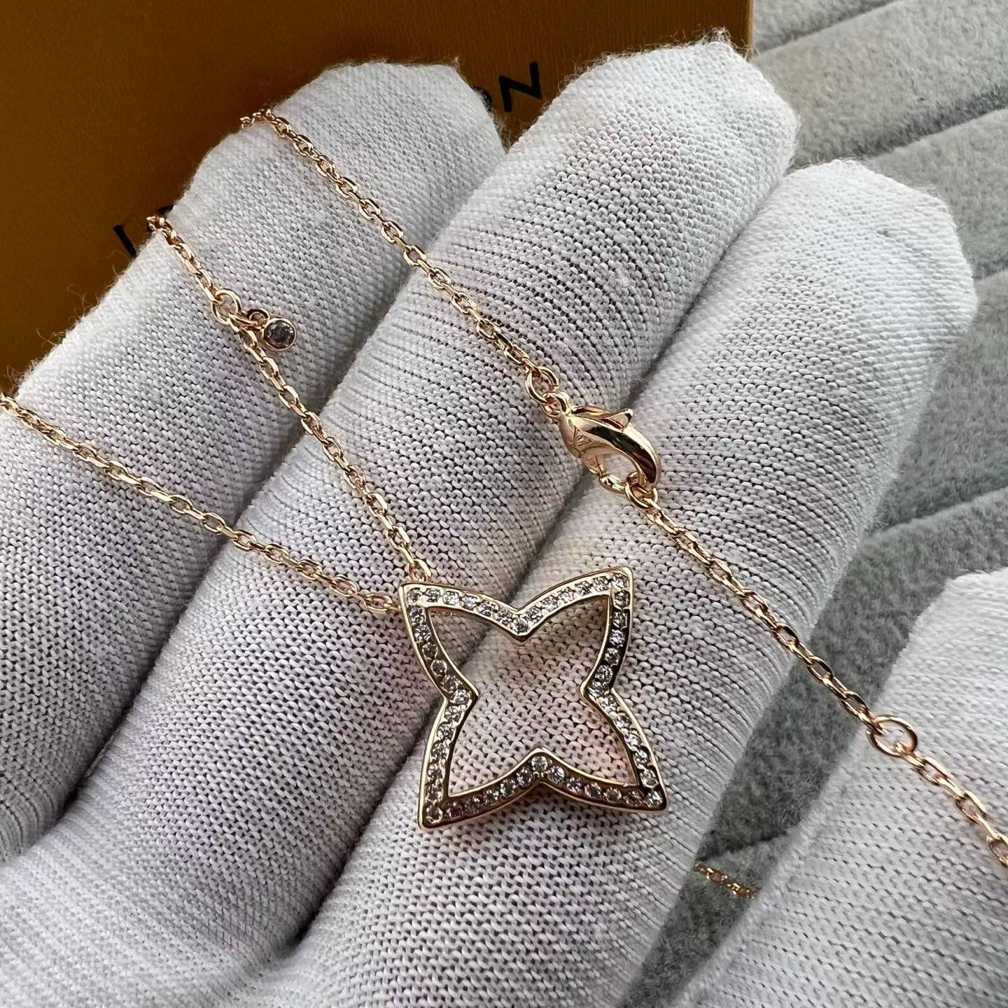 [Polaidi Jewelry]FOUR-LEAF CLOVER OPENWORK NECKLACE