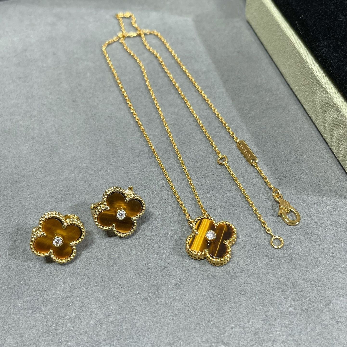 [Polaidi Jewelry]CLOVER 15MM DIAMOND AND YELLOW TIGER'S EYE AGATE necklace