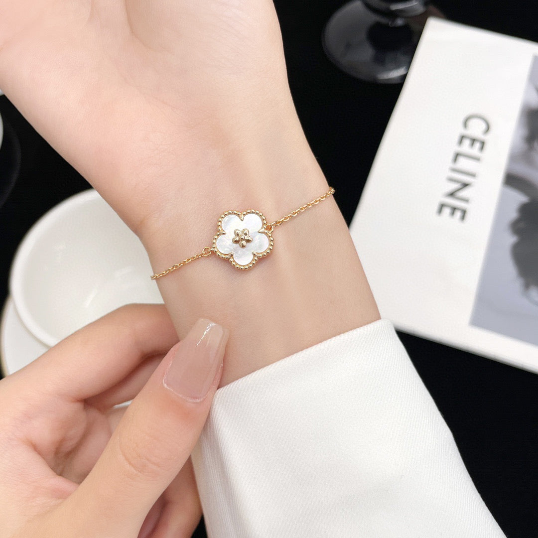 [：Polaidi Jewelry]LUCKY WHITE MOP PLUM BLOSSOM  BRACELET