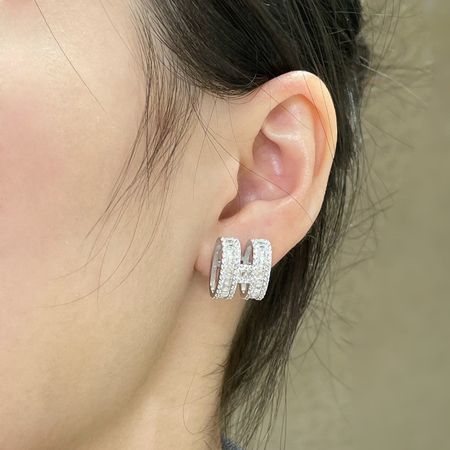 [：Polaidi Jewelry]H STUD EARRINGS WITH SILVER DIAMONDS