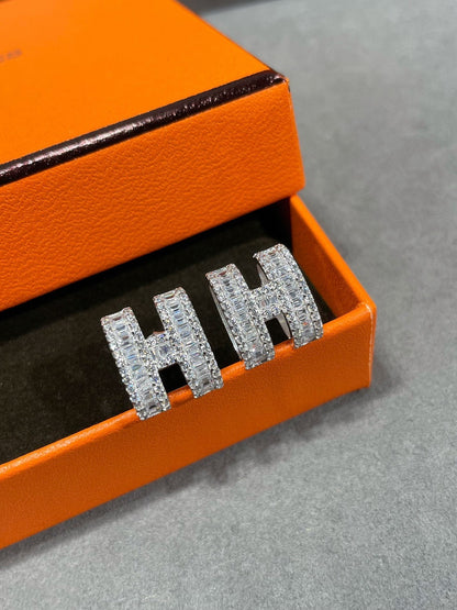 [Polaidi Jewelry]H STUD EARRINGS WITH SILVER DIAMONDS