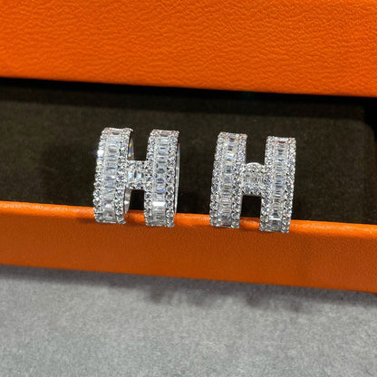 [：Polaidi Jewelry]H STUD EARRINGS WITH SILVER DIAMONDS