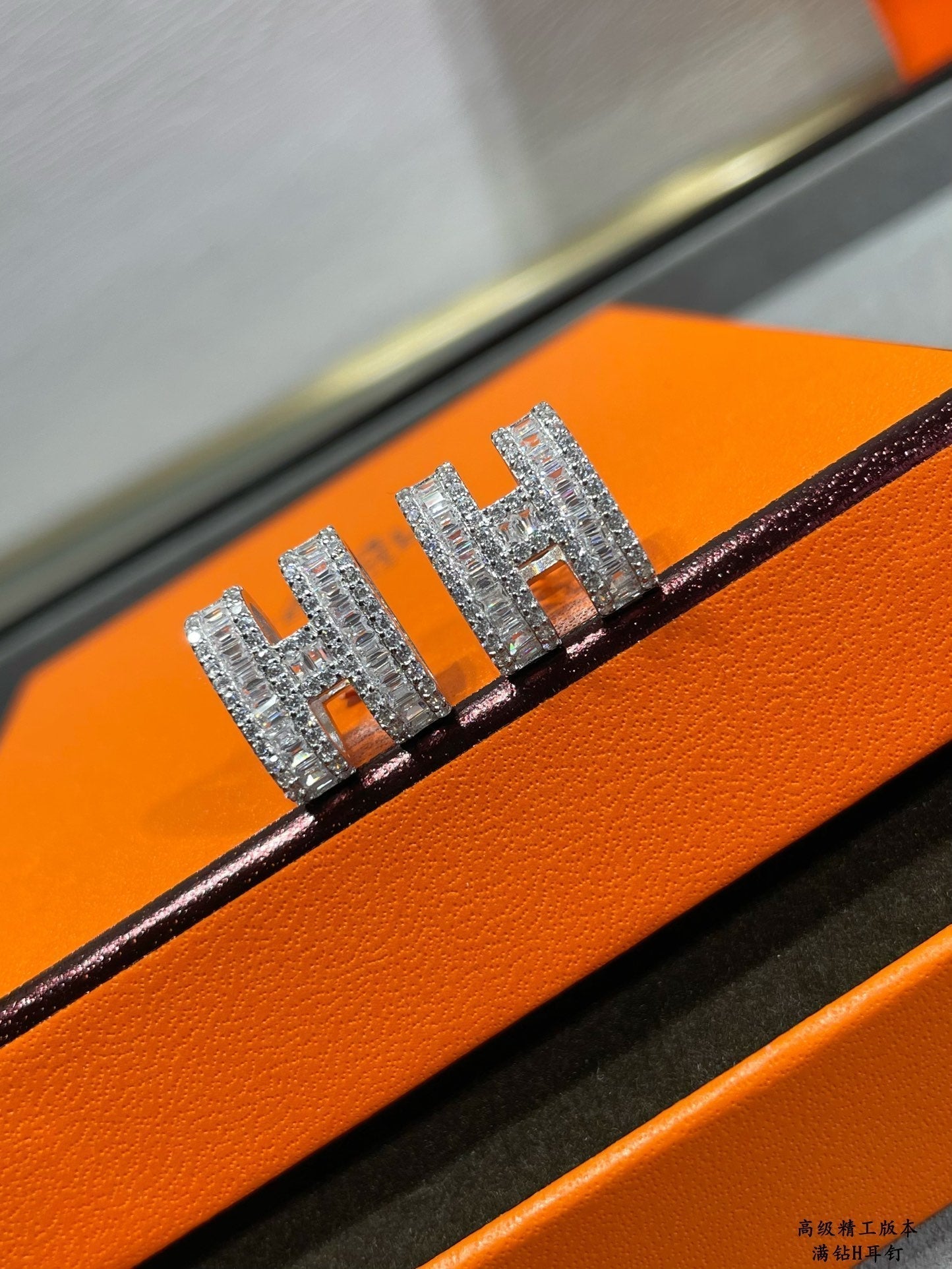 [Polaidi Jewelry]H STUD EARRINGS WITH SILVER DIAMONDS