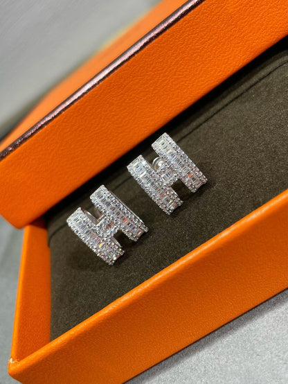 [Polaidi Jewelry]H STUD EARRINGS WITH SILVER DIAMONDS