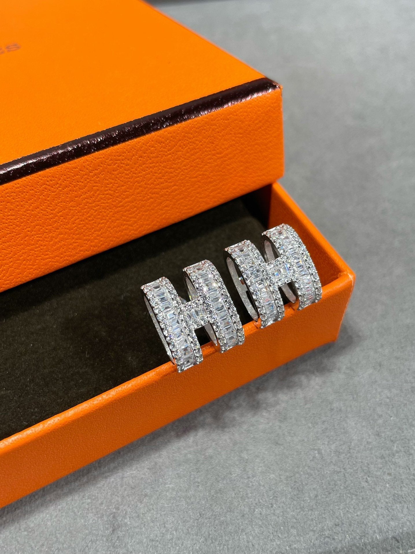 [Polaidi Jewelry]H STUD EARRINGS WITH SILVER DIAMONDS