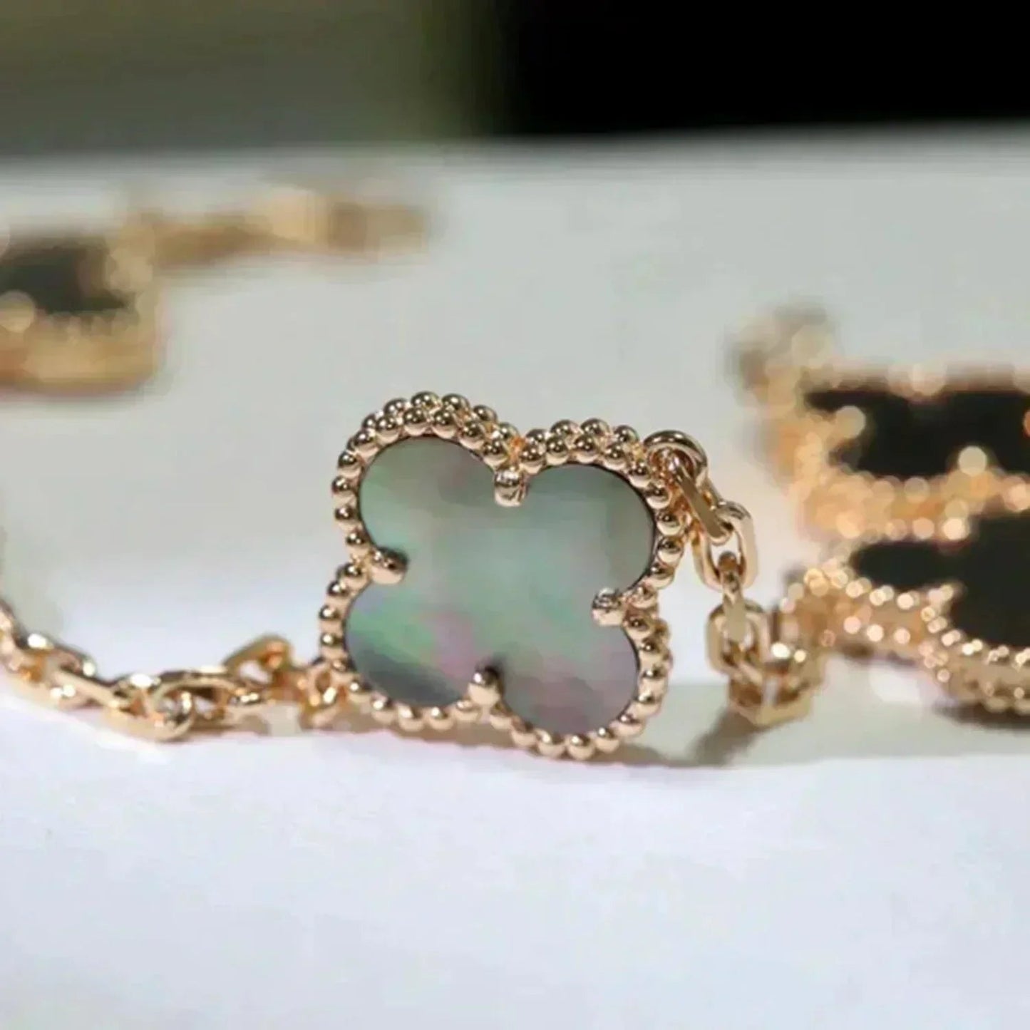 [Polaidi Jewelry] CLOVER 5 MOTIF GRAY MOP BRACELET COLLECTION