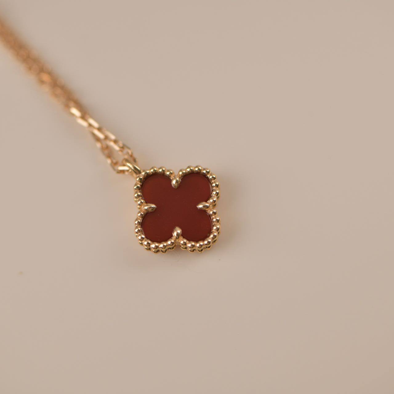 [Polaidi Jewelry]CLOVER MINI 9.5MM WHITE CARNELIANS NECKLACE