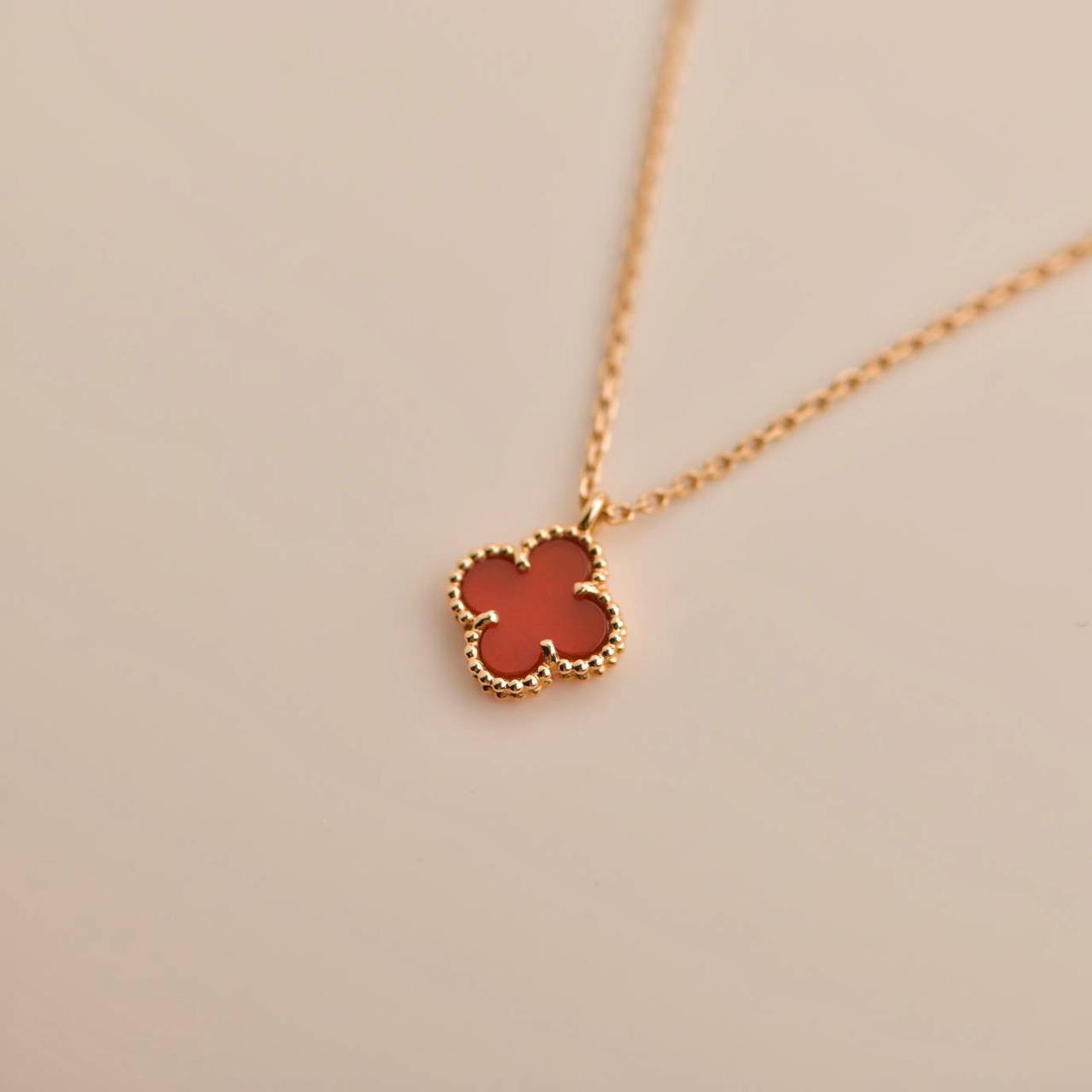 [Polaidi Jewelry]CLOVER MINI 9.5MM WHITE CARNELIANS NECKLACE
