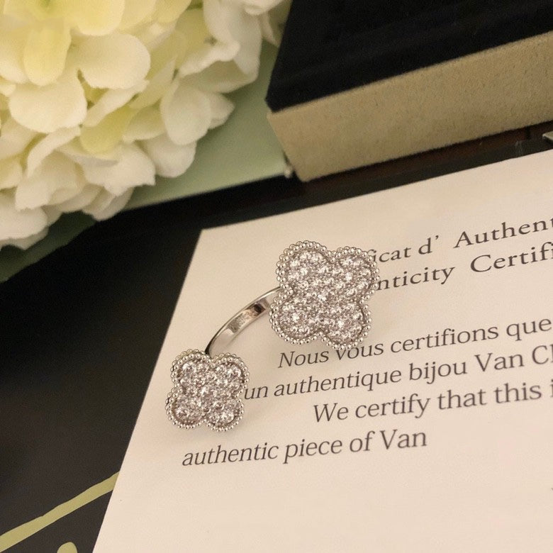 [Polaidi Jewelry]CLOVER BETWEEN THE FINGER RING